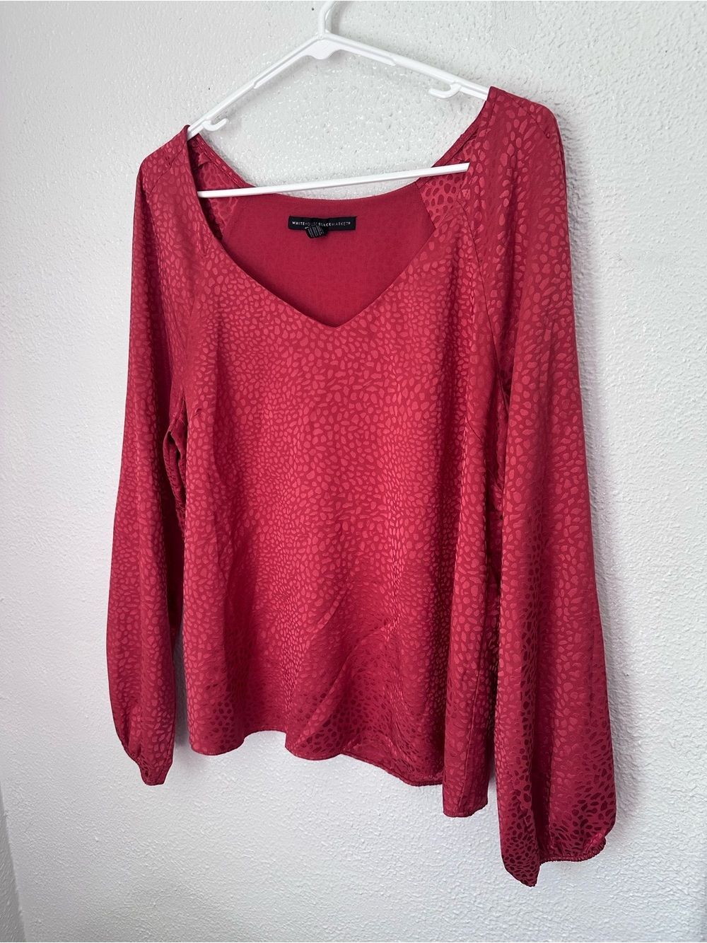 White House Black Market Red Satin Long Sleeve Blouse V Neck Print Women’s Large